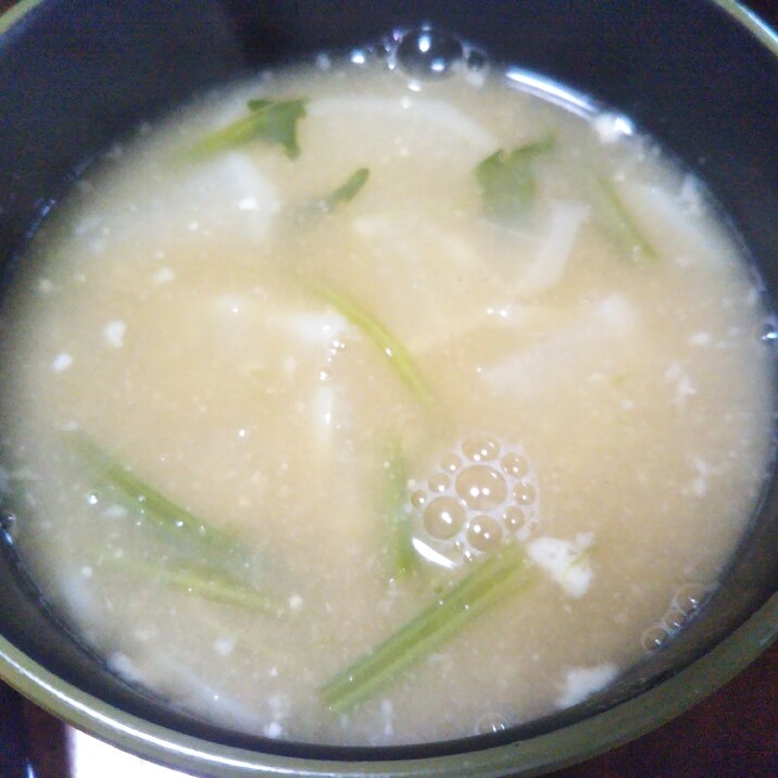 納豆ほうれん草の茎かぶ味噌汁